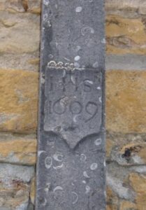 Croix rue Carnot -Ferroux - Détail -1609 - réduite