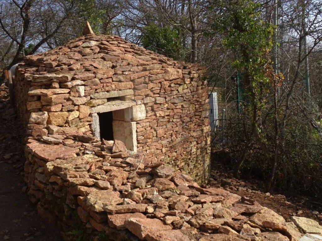 Les jambages de la porte, en pierres droites, ont été récupérées sur un autre chantier, on n’a pas retrouvé des vestiges de la porte de l’ancienne caborne.