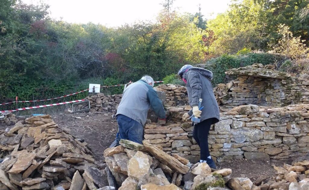 La caborne en cours de remise en état sur le chemin du Bois de Pins