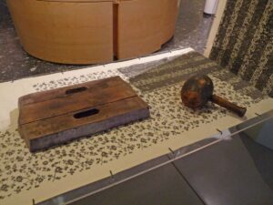 Impression à la planche de bois et maillet